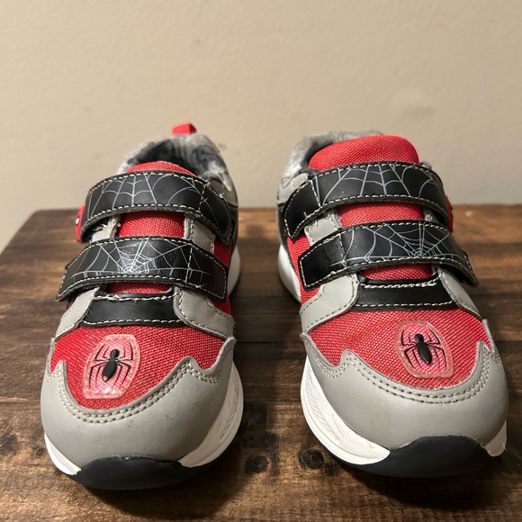Marvel Spider-Man Kids Size 12 Light Up Hook & Loop Sneakers - Picture 4 of 12